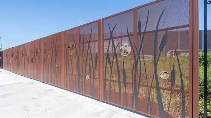 A fence with a glass panel

AI-generated content may be incorrect.