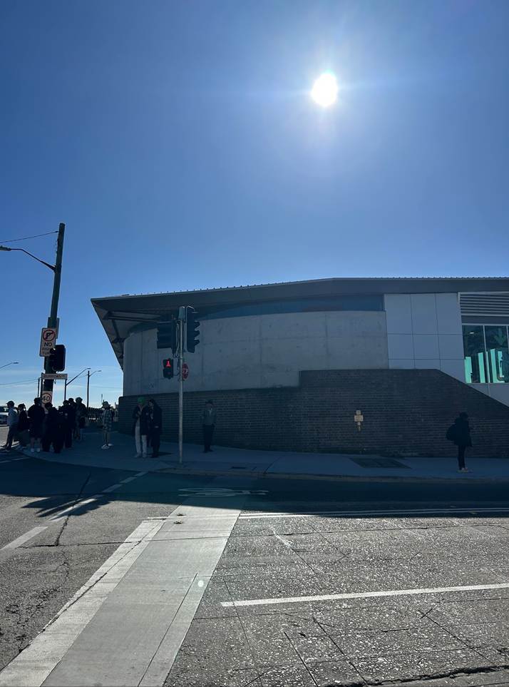 A building with a corner and a street light

AI-generated content may be incorrect.